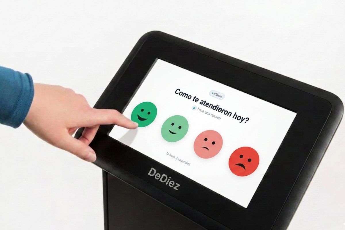 Cliente tocando la terminal DeDiez
